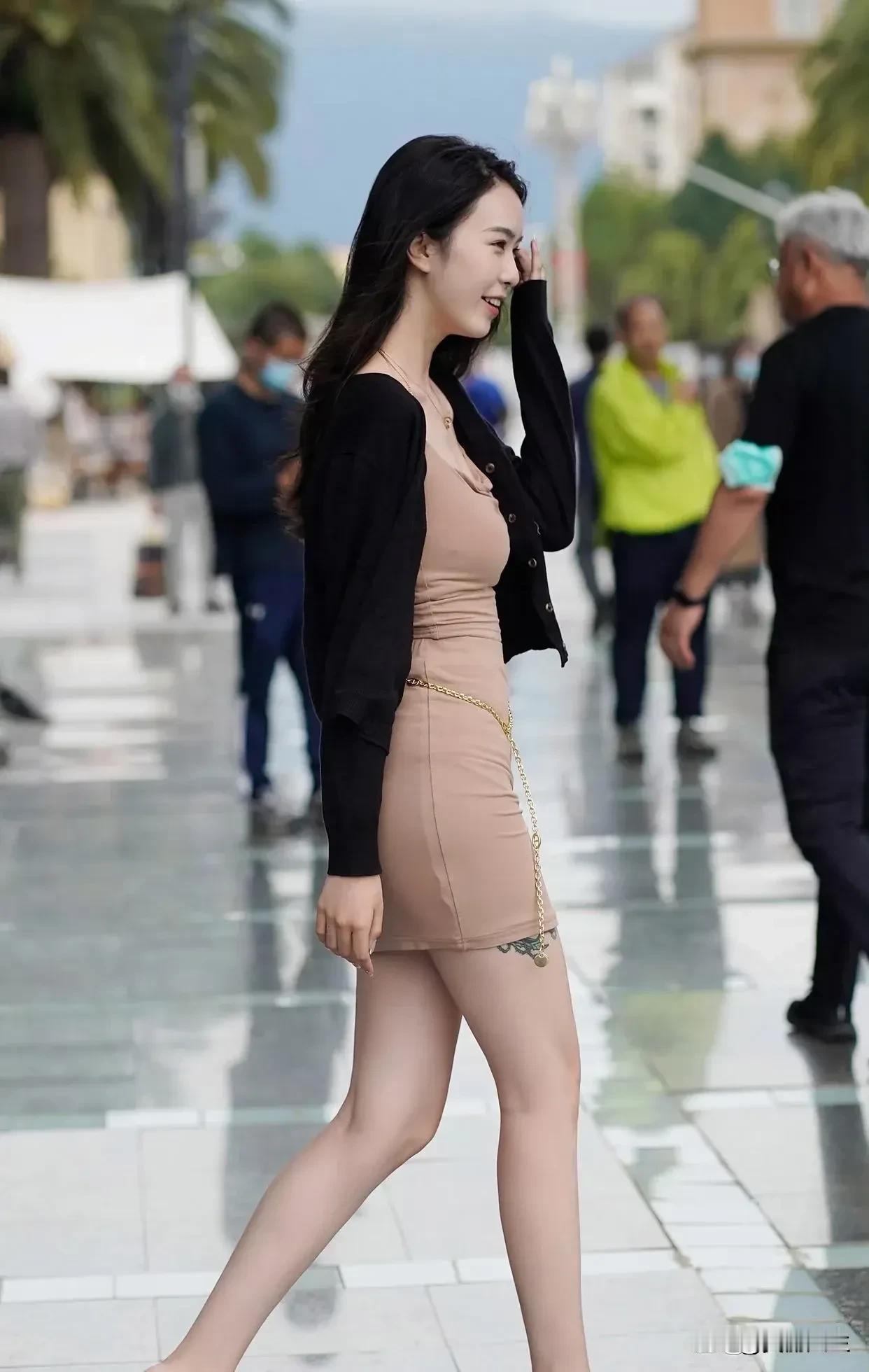 1927年始建的马勒别墅，建于1955年的中苏友好大厦，及古寺与摩天楼