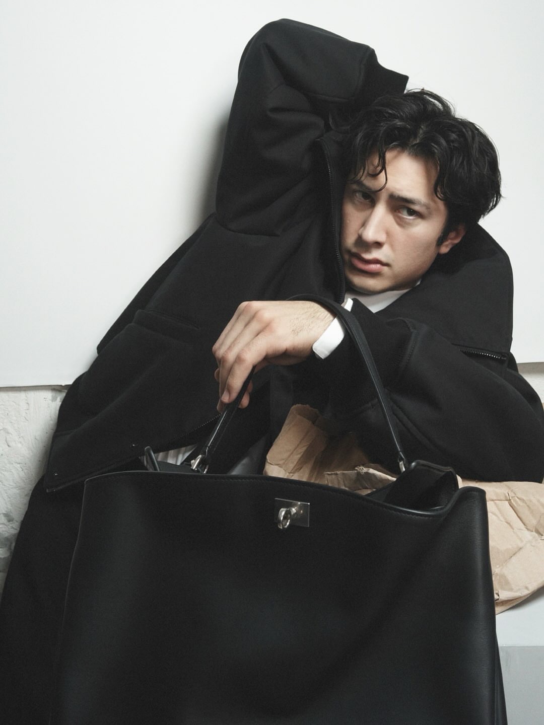 Balenciaga刚刚发布了邀请品牌众多大使及好友拍摄的“Heartand