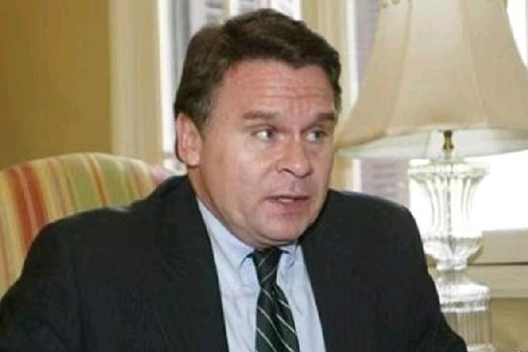 昨天，前美中委员会主席、反华劳模克里斯·史密斯对媒体说:“美国近日发生多起枪击案