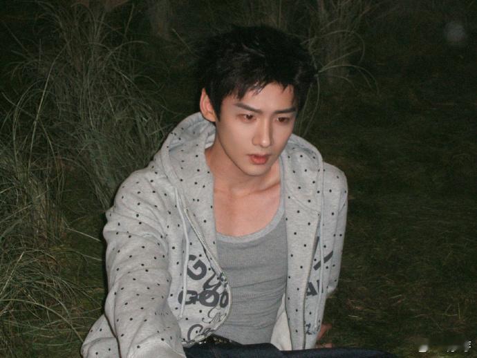 白敬亭年纪轻轻就姥了谁能想到小白年纪轻轻就成为了“姥”界的代表，貂帽简直成了穿