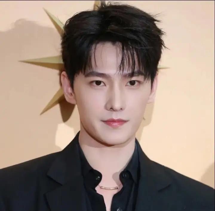 1.杨洋现在还是很依赖团队的，和经纪人之间的关系也很清白且正常，对方性取向不影响