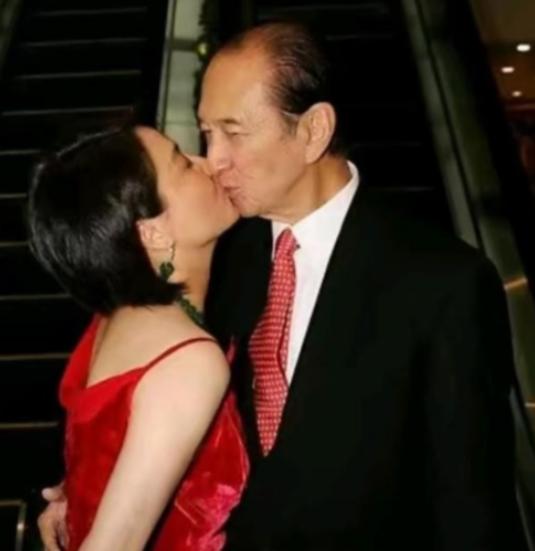 65岁赌王甩出10万月薪包养26岁她，所有人以为她会感恩戴德，她却说了一句让赌王