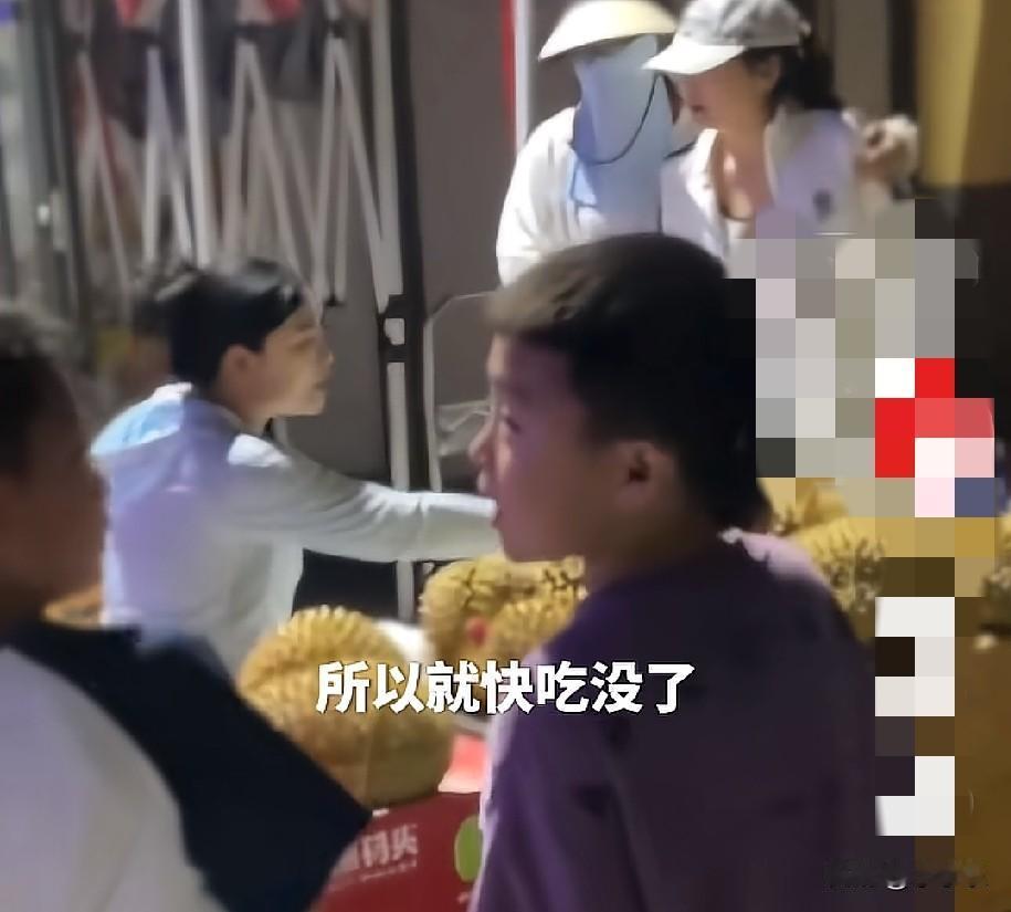 近日，山东2名女子花了182元买了11块榴莲，吃了8块后2名女子嫌苦，拿着剩下的