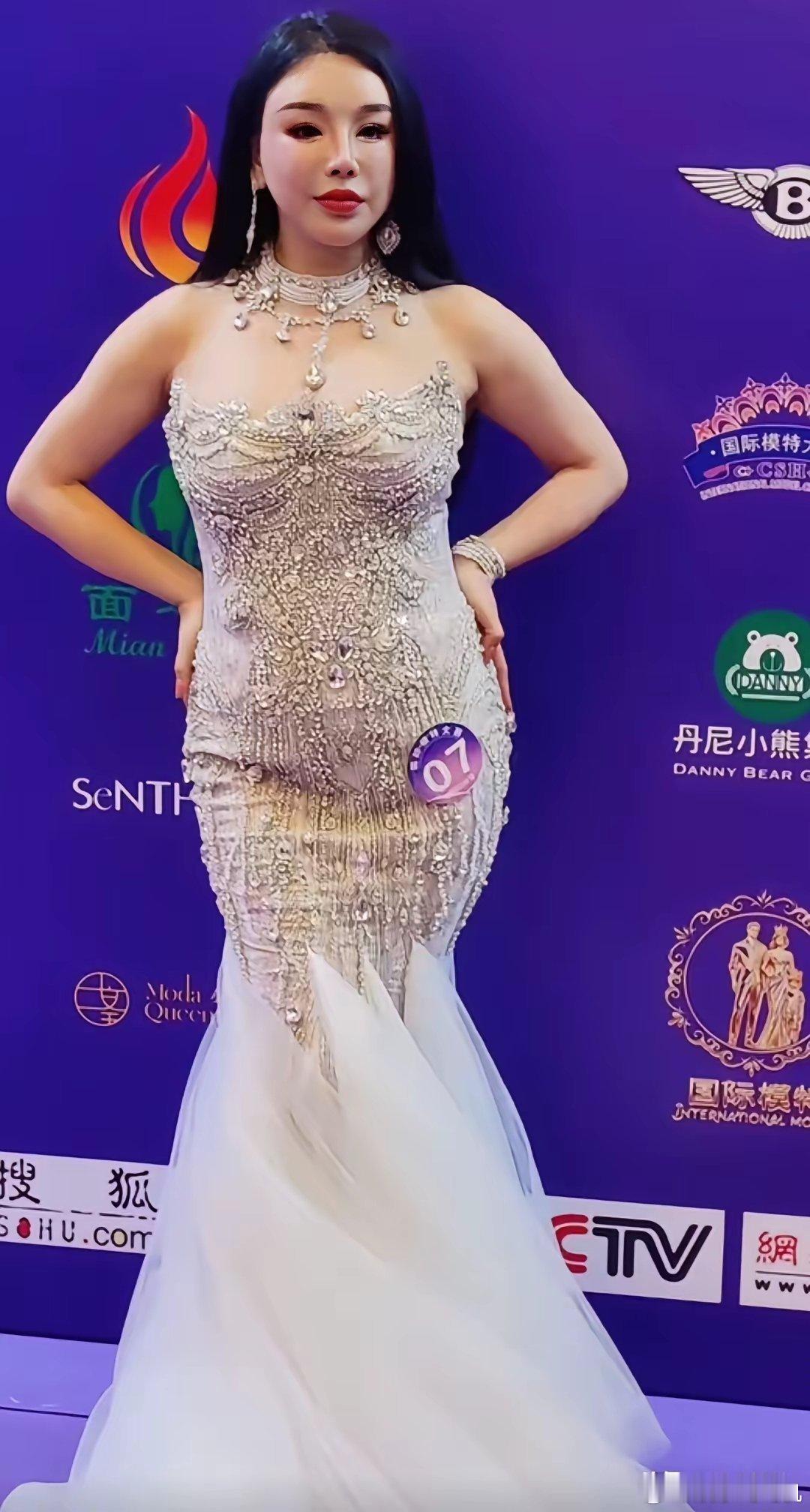 模特大赛终究也没放过上海啊！不是说上海都是那种吴侬软语、穿旗袍的温柔姑娘吗？怎么