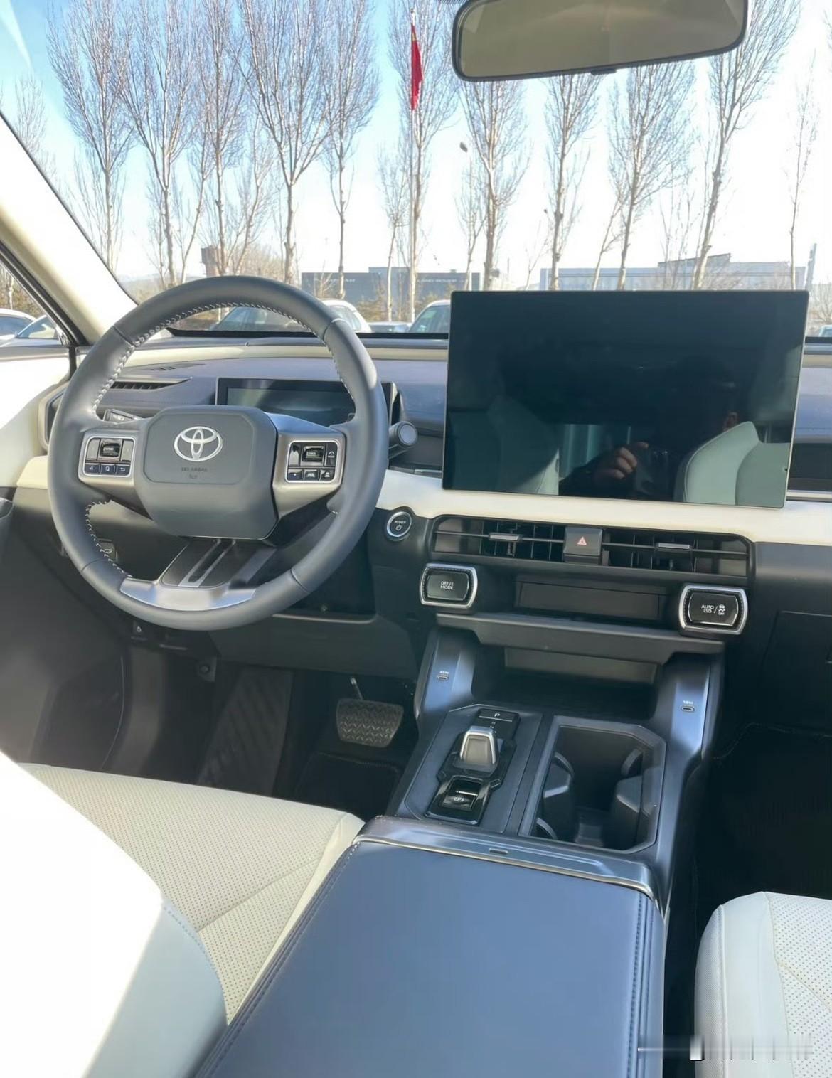 坐地铁看到了丰田RAV4荣放的广告牌，想起来前两天朋友跟我说想买台荣放开开，他