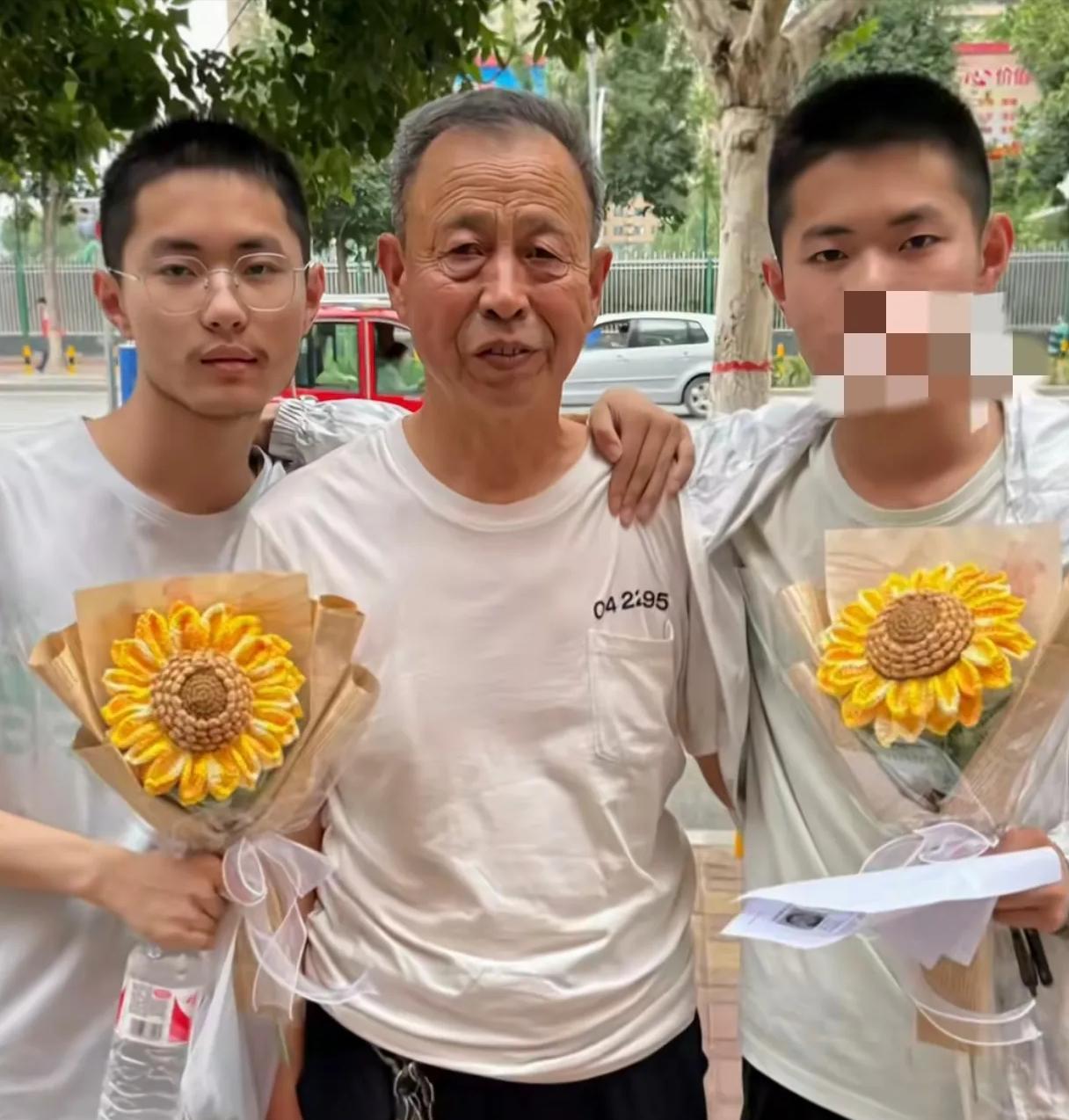 “不是所有人都配做父母”双胞胎高考后跪谢爷爷，老人辛苦抚养18年。6月9号下午