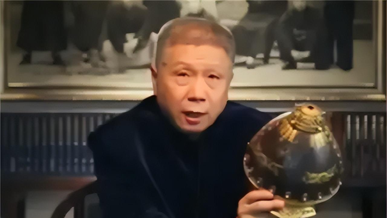 一次，马未都去洗浴中心洗澡，看中了大厅的一张黄花梨床，他赶紧问老板：“老板，这床