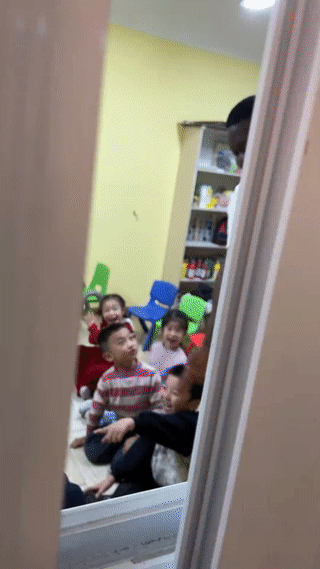 这是哪里的幼儿园？为什么要聘用黑人当老师？把孩子送到这里学习，孩子家长放心吗