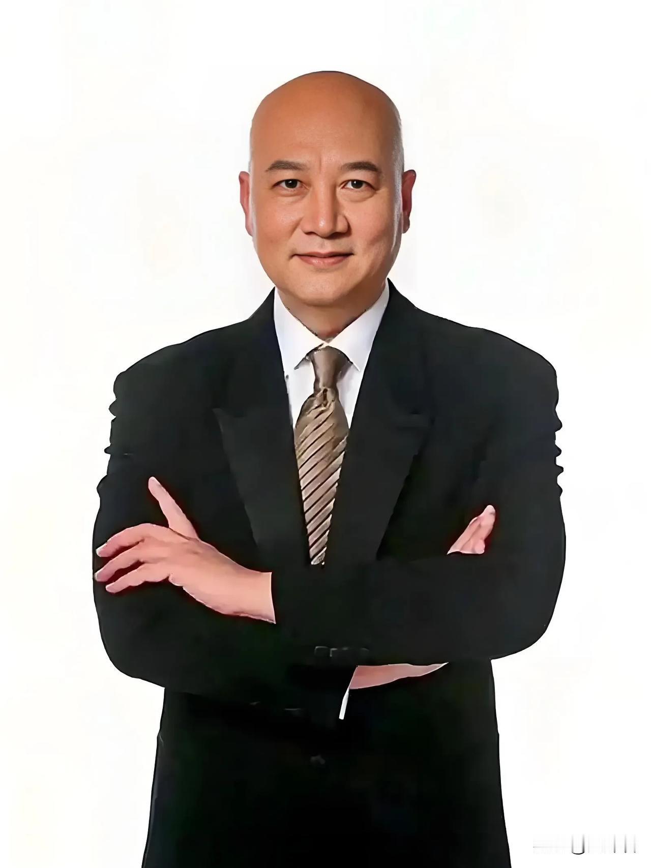 38岁的迟重瑞在新婚当晚，被身家百亿的富豪女妻子陈丽华立规矩。第一，老婆说话的时