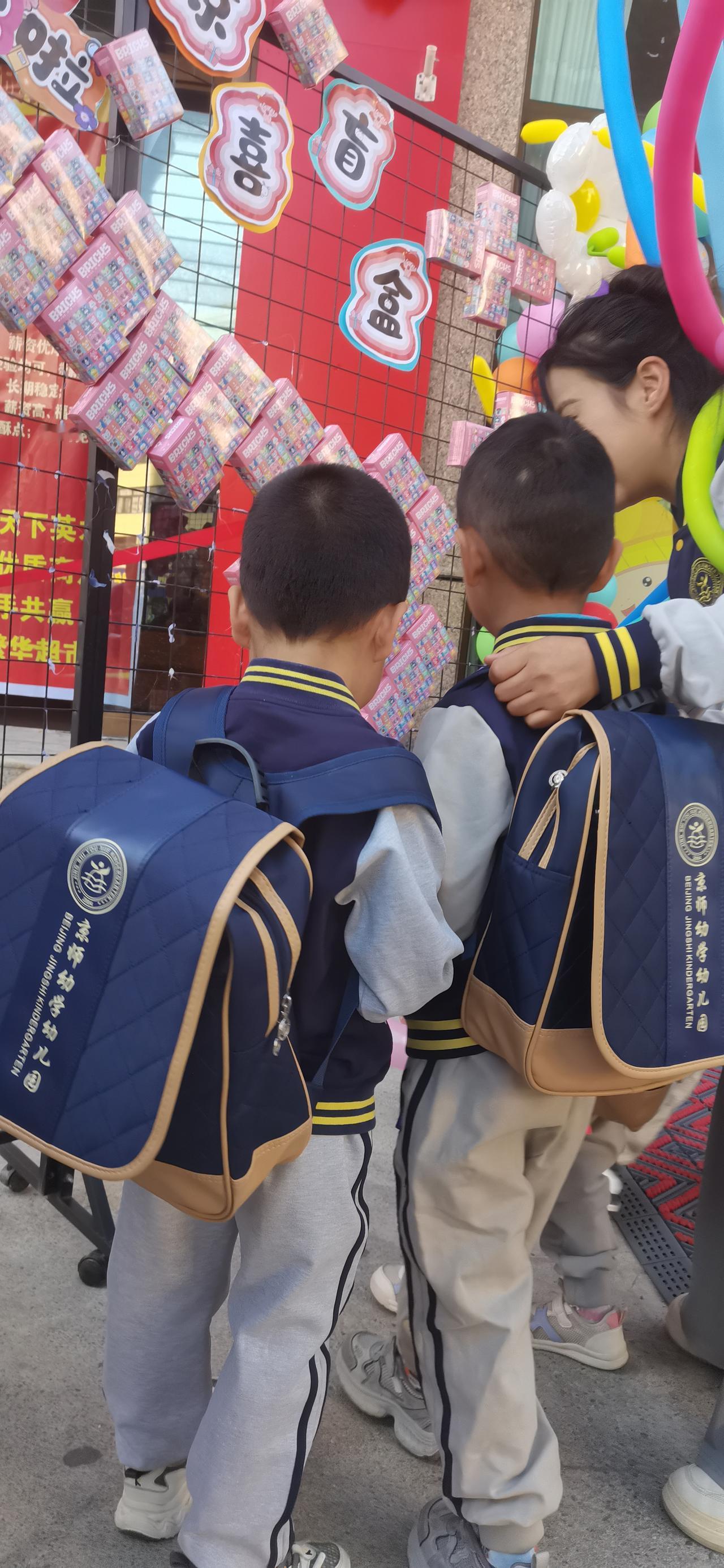 孙子开学第一天，爷爷奶奶直接在学校门口笑出了声隔代带娃退休生活今早把小孙子