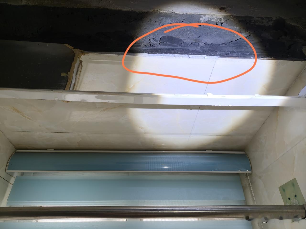 以前住顶层的房子漏水，没想到置换到二楼了也会出现漏水的情况，而且一下子出现了两处