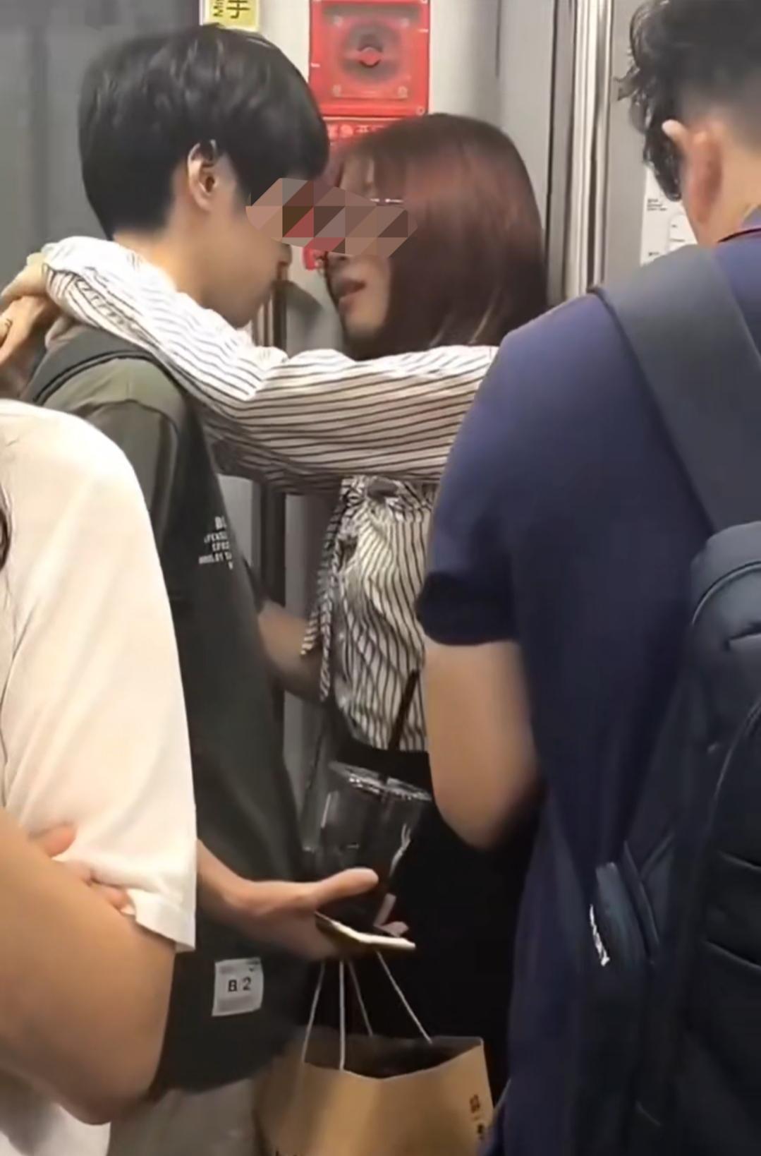 地铁上这一男一女真的太急不可耐了！地铁上那样多的人，两人就这样亲密，等几分钟到家