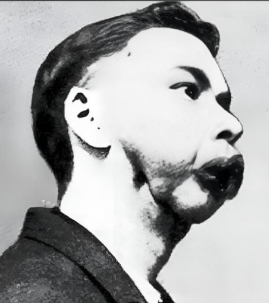 1932年，纽约传来一则奇闻：钢铁富豪、著名业余高尔夫运动员埃本·拜尔斯去世了，