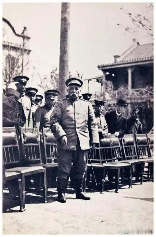 袁世凯称帝之前，北洋集团内本来基本不赞成，但他们知道袁世凯当皇帝的执念很深，为了
