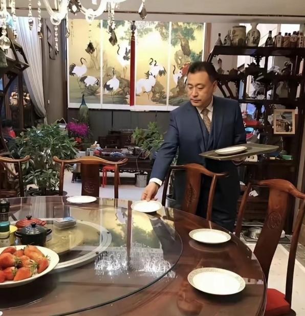 一辈子未婚未育、常年独自生活的前央视主持人张宏民，家中却摆着一张能坐十几人的超大