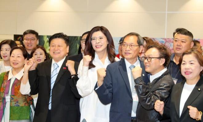 反转来了！前脚民调还把郑丽文按在4%垫底，后脚她转手就把40多国驻台代表请进国民