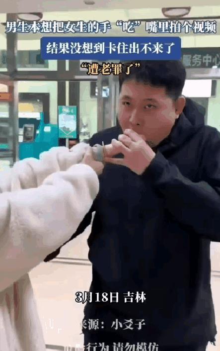 笨啊，手在里面，你扣他嗓子眼，他就吐出来了