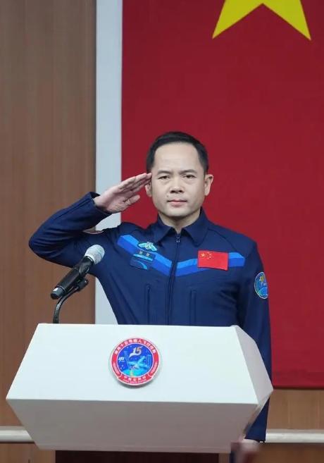 二次飞天航天英雄张陆家庭事业双丰收！张陆帅气十足，妻子程亮漂亮大气，程亮一直在他