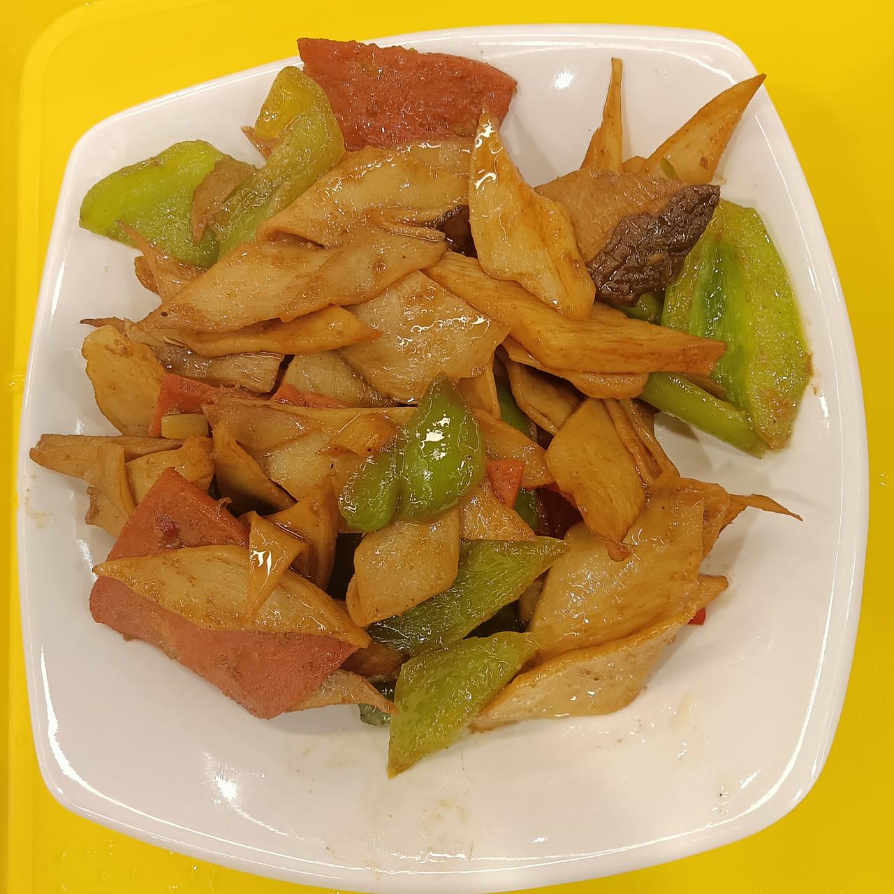 大家猜一猜，这一盘菜多少钱？几片火腿加上蘑菇和青椒。