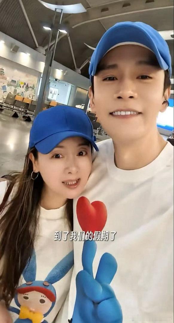 小李琳收工第一件事是给经超庆生谁懂啊！小李琳收工第一件事就是给经超庆生，捧花贴