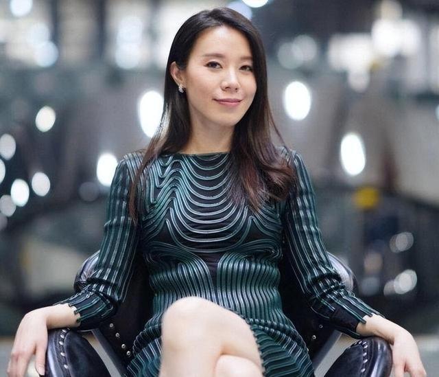 蔚来老板娘就是她，前央视主持人王屹芝，172身高，已经很高了，学霸。父亲福建人，