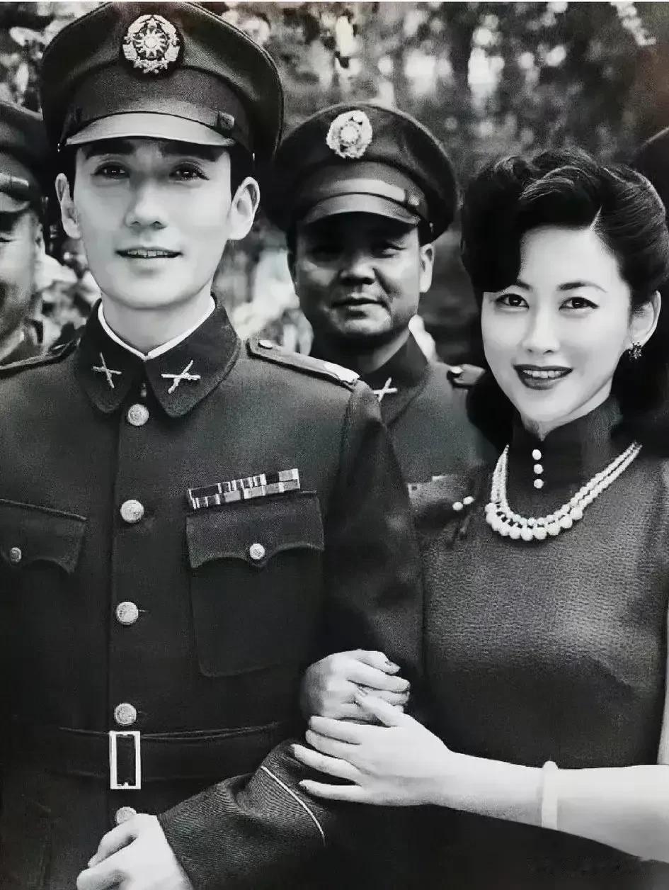 现代影视剧里国军军官高颜值夫妻合照，与过去影视剧中的国军丑陋形象相比较，千差万别