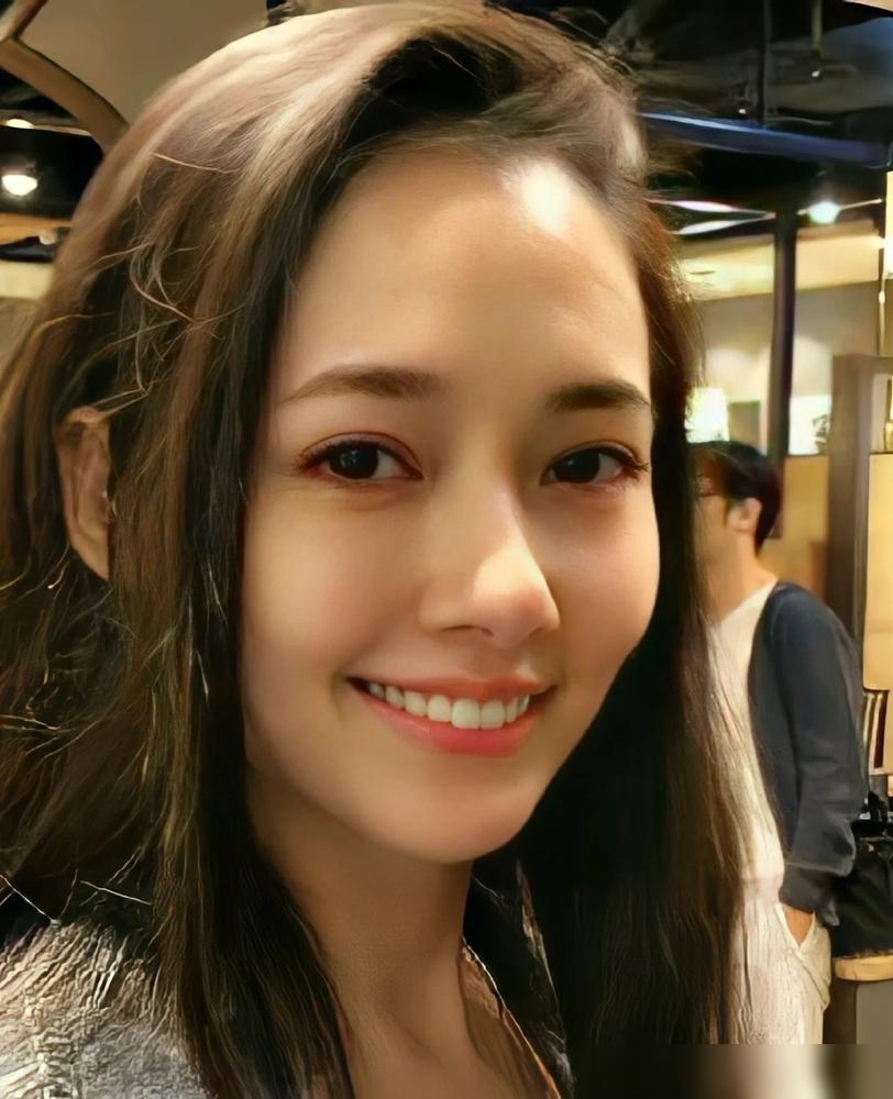 婆婆在直播间狂卖上亿珠宝，老公穿着丝袜涂口红在镜头前疯癫索吻，而那个所谓的豪门接