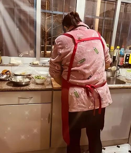 谁的问题？杭州一位大姐8000块的工资被雇主。辞退了。原因是。说雇主大姐没有职业