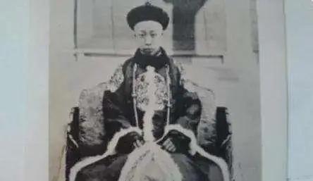 溥仪六岁那一年，因为糖炒栗子吃多了，生了病。太后觉得他积食了，连续1个月左右只给