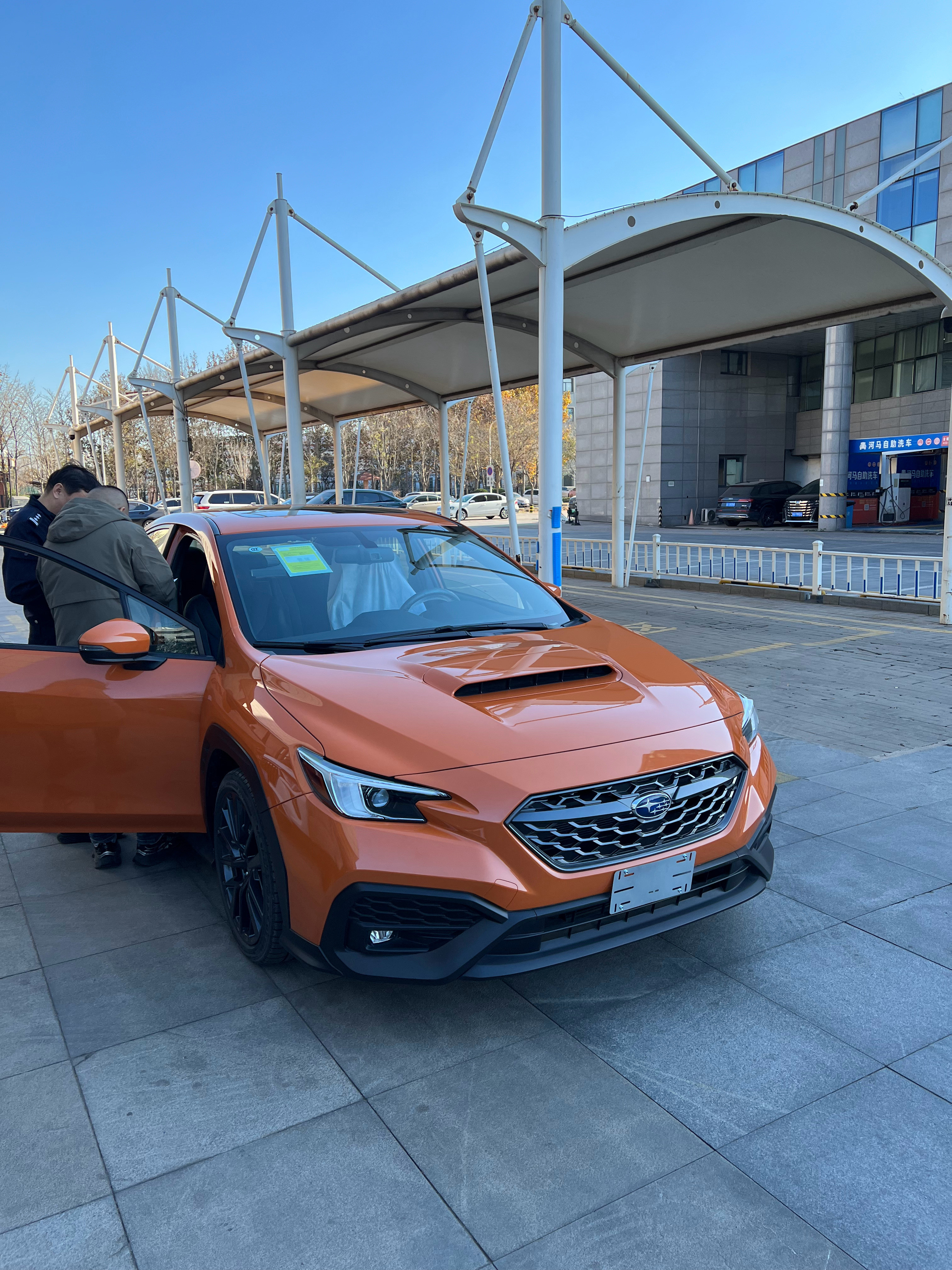 刚才简单开了一下这台WRX座椅挺贴身的，车也感觉比较轻巧这发动机挺有意思，100