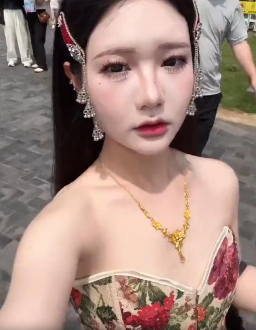 “我第一次见这么迂腐的寺院！”江苏徐州，一女子穿裹胸上衣去宝莲寺游玩，结果到了门