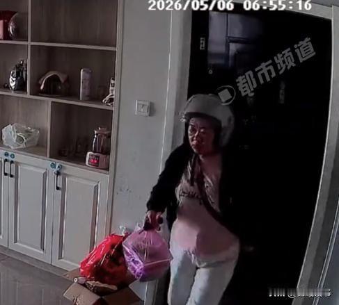 安徽一女子去朋友家，看见桌上的饭，羡慕地说：“你妈又给你送饭了，真好！”谁知，朋