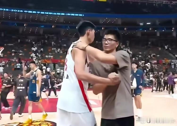 有谁注意到赛后徐昕和焦泊乔这个互拍肩膀致意的动作，徐昕满脸的兴奋，焦泊乔一脸的无