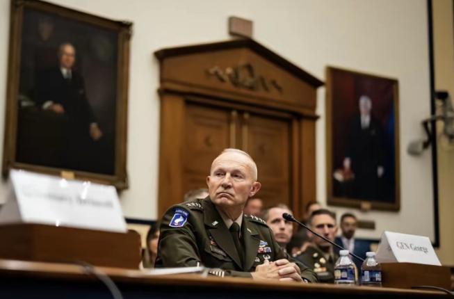 获悉自己被火线免职后，美陆军参谋长留下一句话，现场鸦雀无声！美国哥伦比亚广播公司