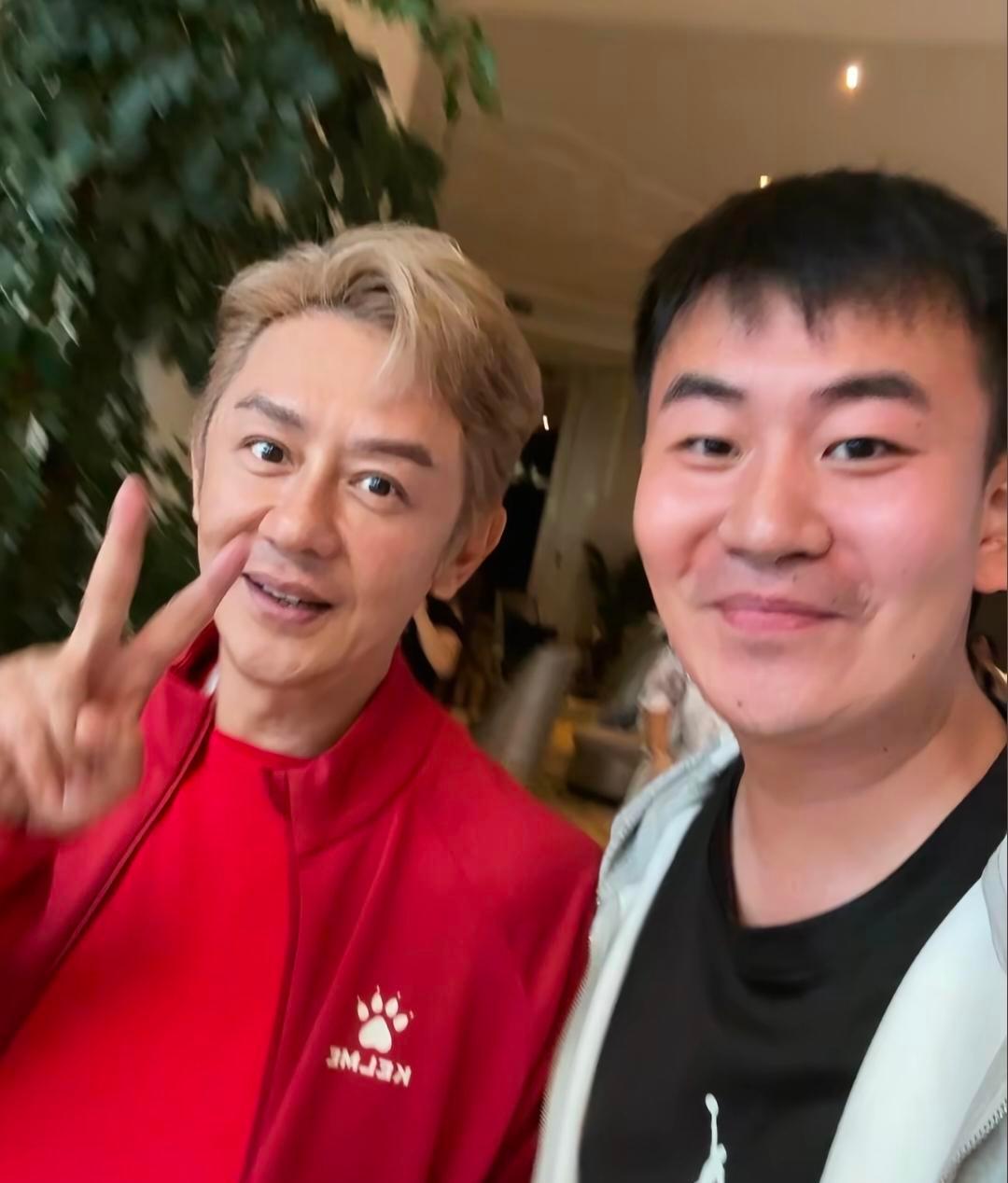 瘦成这样，不是减肥，是骨头在挨刀。2019年动过一次颌骨，这次又来一次，咬不动