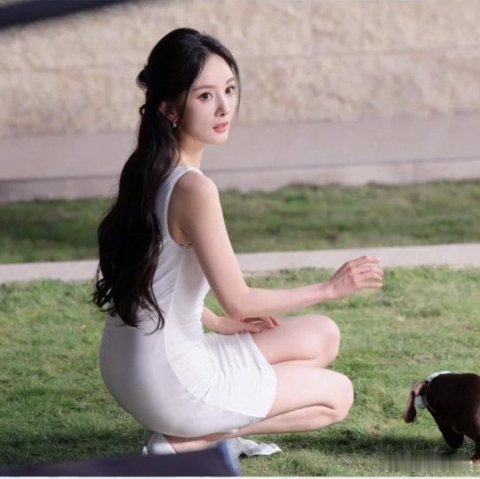 杨幂温柔姐姐小白裙一身简约无袖小白裙，配上半扎长发，杨幂的造型自带怀旧滤镜。