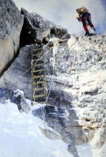 珠穆朗玛峰的北坡有这样一架梯子，这把梯子成为后来各国登山者，从北坡登上珠峰的必经