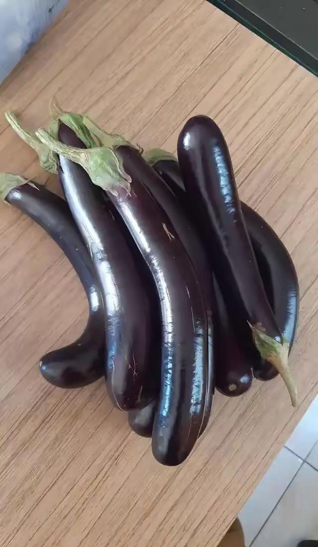 我买菜从来不买茄子，其实我爱吃茄子，但每次都做不好，看着油，吃起来更油我只