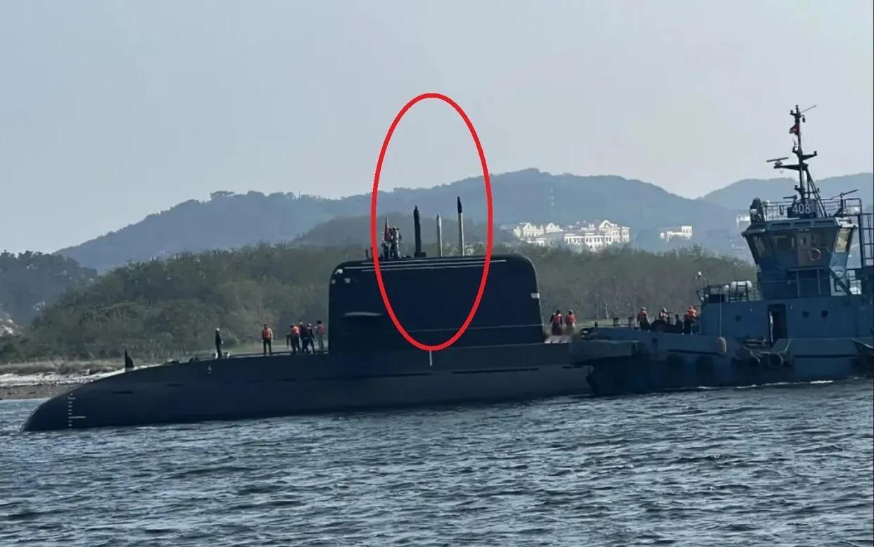 “麒麟”潜艇搭载非穿透耐压壳光电潜望镜，中国自主研发5月初，三亚港口见证了一