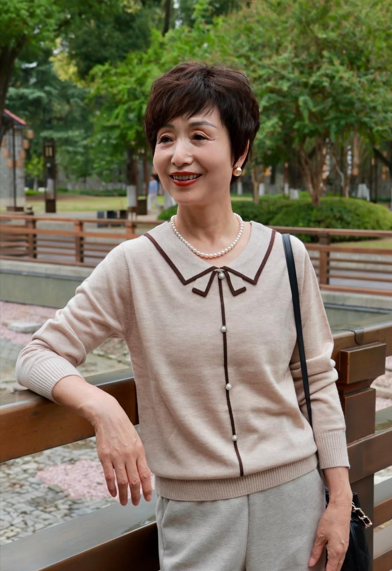 这两天刷手机，刷到小红书虎外婆的几组穿搭，一下子就喜欢上了。一入初秋，挑衣服