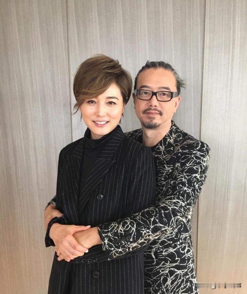我跟我妈说：张延跟张锦程离婚了！我妈突然严肃地瞪了我一眼语气特别认真地指着我说