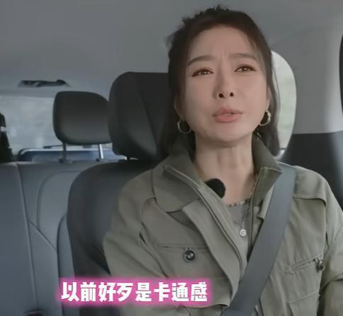 手术之后，声音更糟了。从《花儿与少年》里的“电音朵拉”，直接变成“狼外婆”。