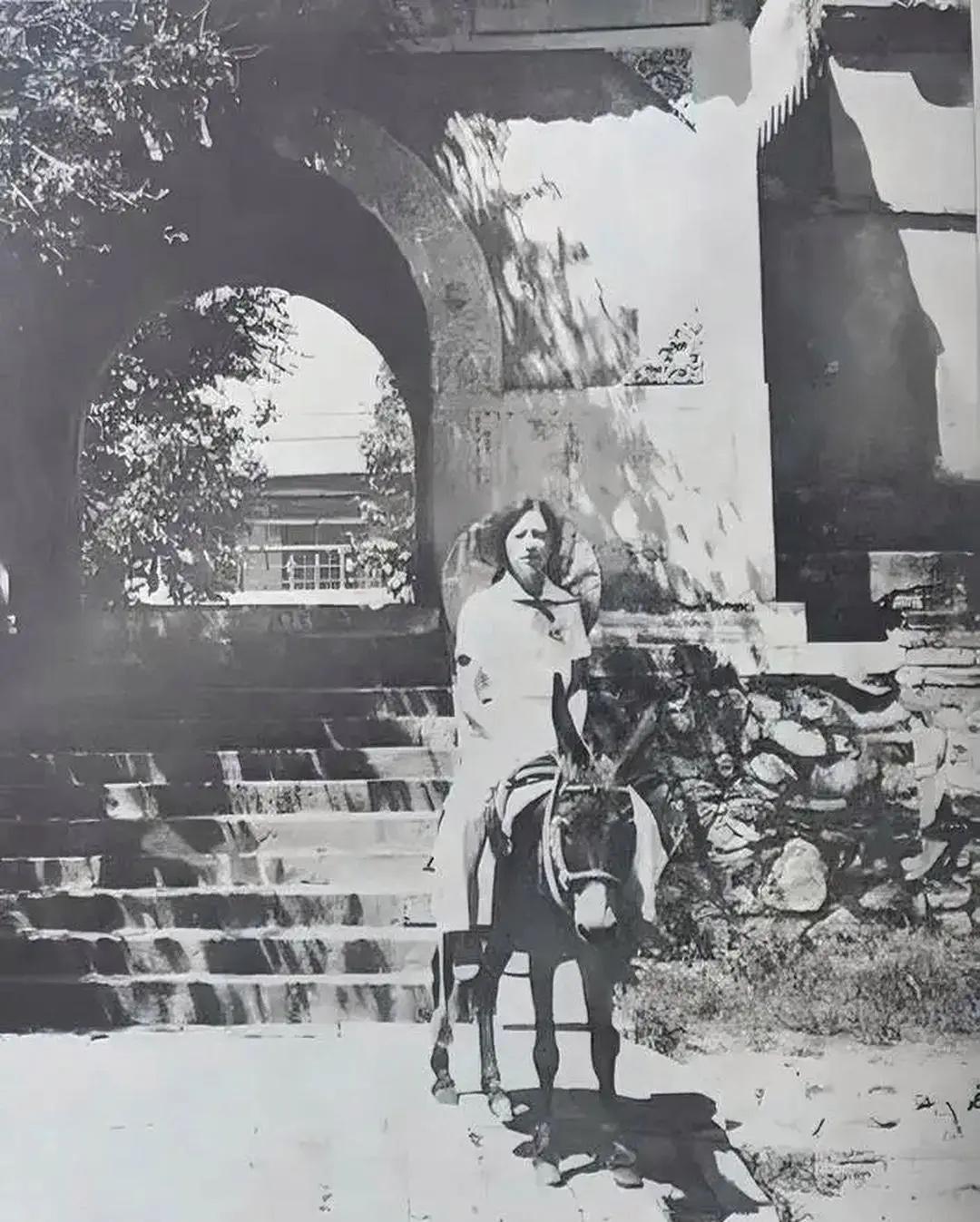 30年代，林徽因骑着毛驴在户外考察古建筑时的留影，当时条件简陋，很多古建筑在荒野