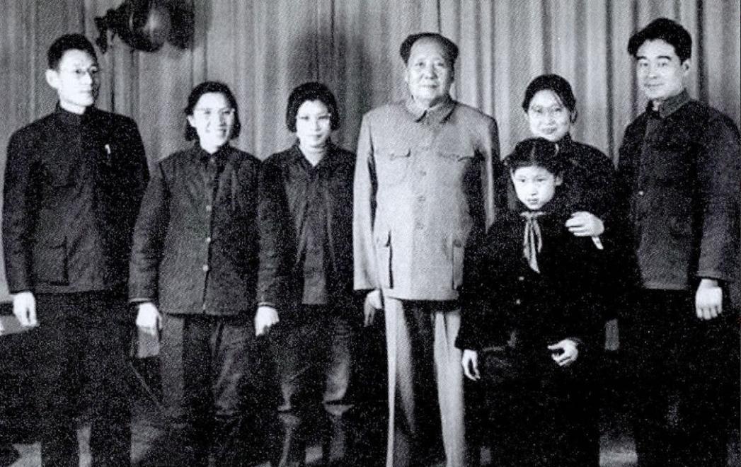 1945年毛泽民的女儿前来看望毛主席，向伯伯提出一个特殊请求，毛主席当场表示支持