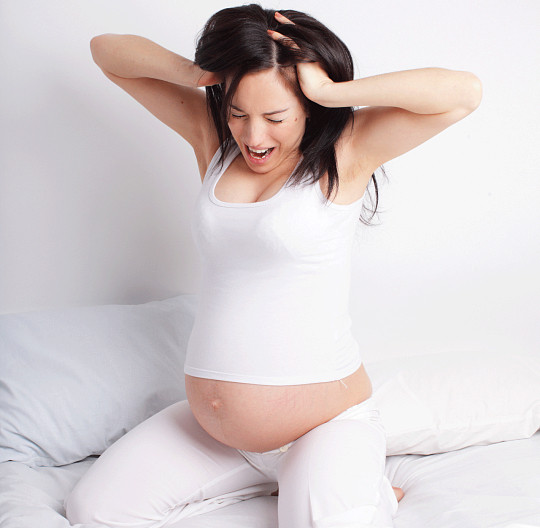 从怀孕就开始闹经常这样砸东西孕期激素波动、心理压力和身体不适容易引发情绪失控，砸