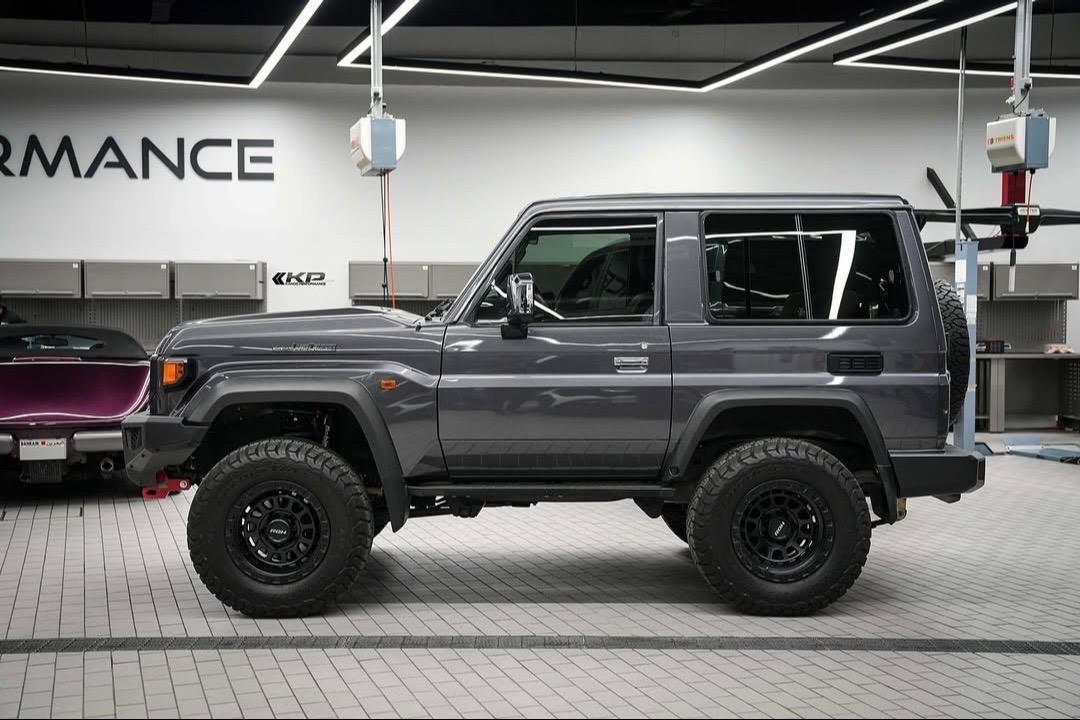 丰田酷路泽LC71。