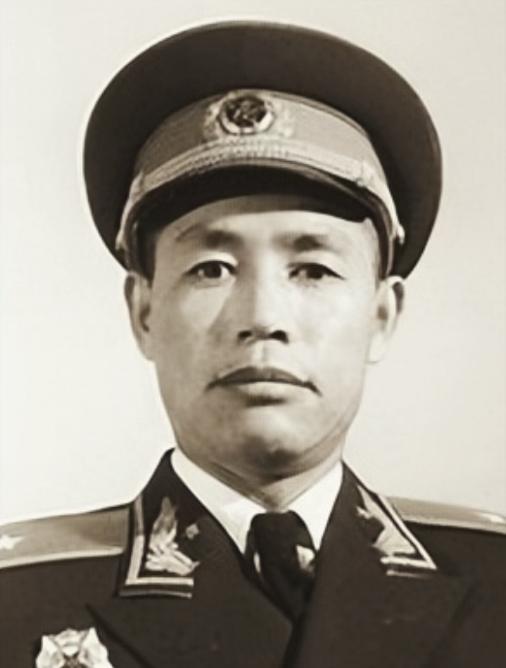 1950年，邓岳率部行军迷路时，发现路边有一日式房屋，冲进去问路，却发现一群人端