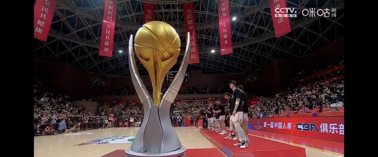 北京时间2月12日19点30分，CBA杯决赛战展开争夺，卫冕冠军上海男篮迎战黑马