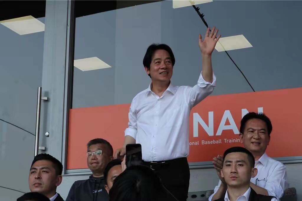 赖清德的手机都没有信号了赖清德去看个棒球，结果手机没信号了。这事听着挺玄乎，