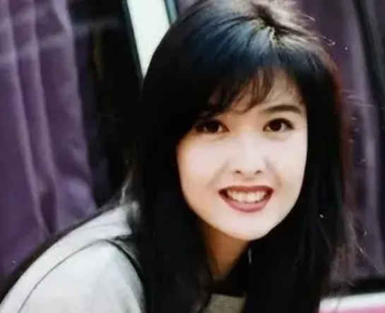 一代女神54岁周慧敏无儿无女，老公频频出轨偷食年轻美女，前前后后一共8次，周慧敏